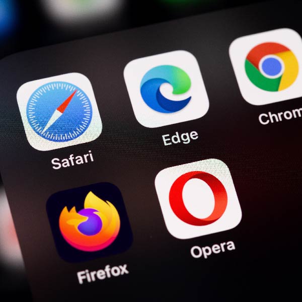 Skirtingų internetinių naršyklių piktogramos: Safari, Edge, Chrome, Firefox, Opera.