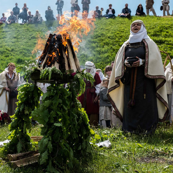 Pagonių apeigos - degamas laužas, dainuojamos dainos.