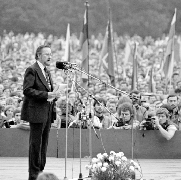 Vytautas Landsbergis kalba mitinge Vingio parke, 1988 m.