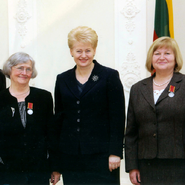 Vida Plentaitė, Prezidentė Dalia Grybauskaitė ir Elena Marcelionienė Valstybės apdovanojimų įteikimo ceremonijoje. 2010 metai.